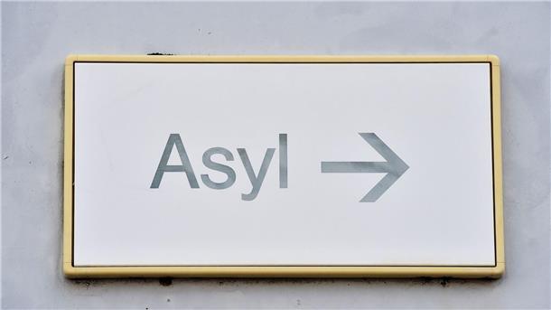 Flüchtlingsrat: Politik beerdigt ihre Willkommenskultur Ein Schild mit der Aufschrift „Asyl“ hängt an einer Wand.