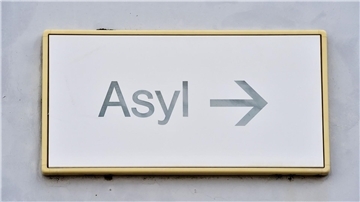 Ein Schild mit der Aufschrift „Asyl“ in einer Erstaufnahme für Asylbewerber.