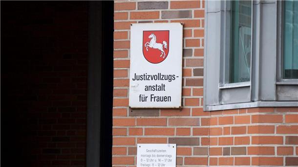 Kundgebung für Ex-RAF-Terroristin Klette geplant Ein Schild mit der Aufschrift „Justizvollzugsanstalt für Frauen“ ist am Eingang des Gefängnisses in Vechta zu sehen.