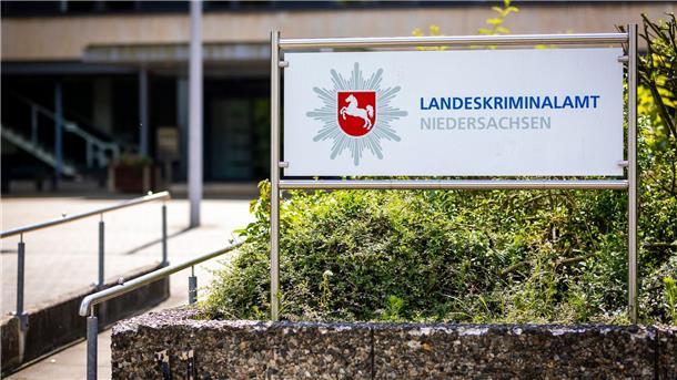 Vorsicht bei Wohnungssuche: Betrüger setzen auf KI Ein Schild mit der Aufschrift „Landeskriminalamt Niedersachsen“ ist im Eingangsbereich der Behörde zu sehen.