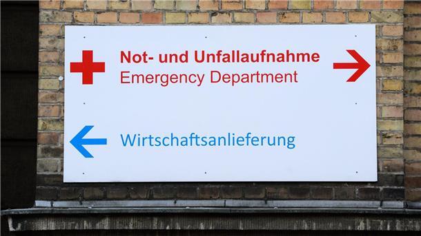 Bündnis fordert schnelle Hilfen für Krankenhäuser Ein Schild mit der Aufschrift „Not- und Unfallaufnahme“ sowie „Wirtschaftsanlieferung“ hängt am Krankenhaus Diakovere Henriettenstift.