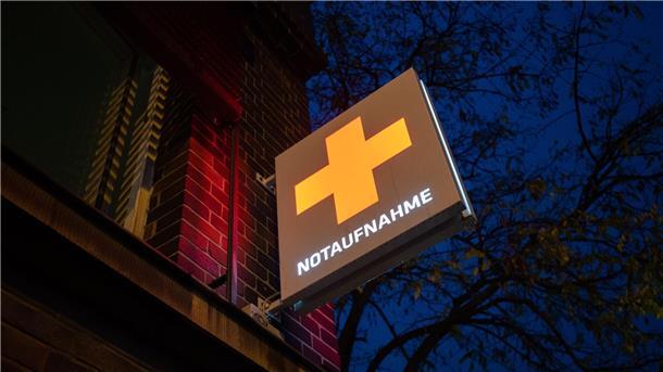 Fußgänger von Auto überrollt und tödlich verletzt Ein Schild mit der Aufschrift „Notaufnahme“ hängt an einem Krankenhaus.