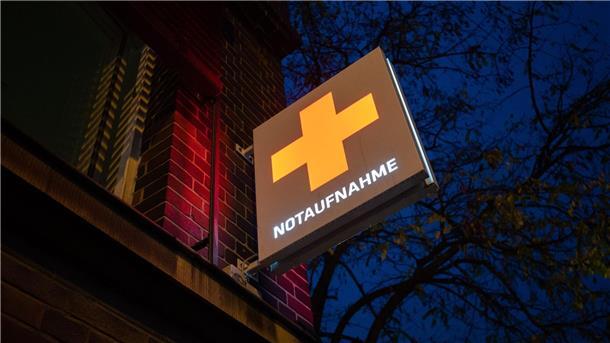 Ein Schild mit der Aufschrift „Notaufnahme“ hängt an einem Krankenhaus.