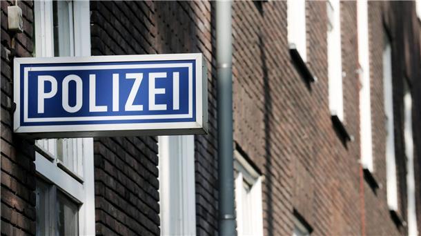 Ein Schild mit der Aufschrift „Polizei“ hängt an einem Polizeipräsidium.