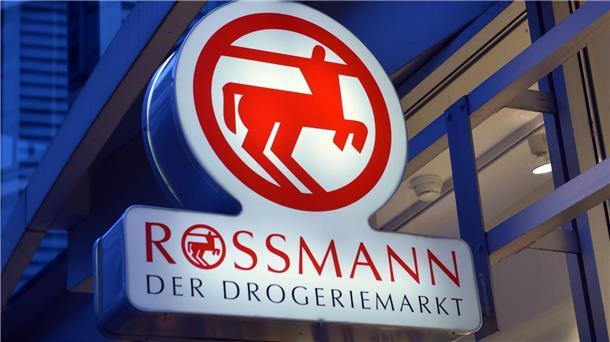 Rückgabe von Altgeräten: Rossmann weist Vorwürfe zurück Ein Schild mit der Aufschrift „Rossmann - Der Drogeriemarkt“.