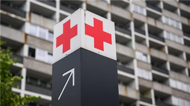 Städtetag fordert Geld für Grundschulen und Krankenhäuser Ein Schild mit einem roten Kreuz weist den Weg zur Notaufnahme des Klinikums Region Hannover.