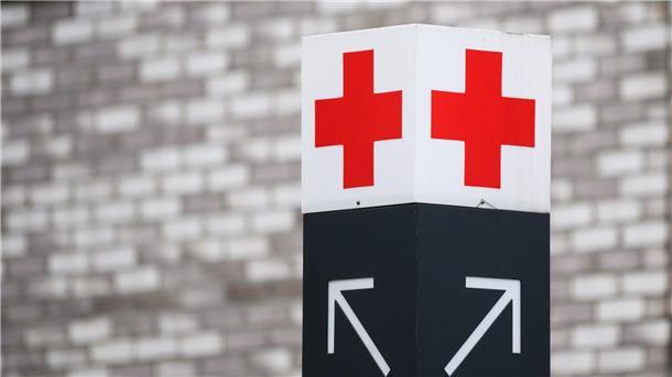 Erste von drei neuen Kliniken in Niedersachsen wird gebaut Ein Schild mit einem roten Kreuz weist den Weg zur Notaufnahme des KRH Klinikum Region Hannover Klinikum Siloah.