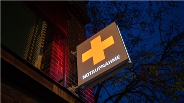 Ein Schild Notaufnahme hängt an einem Krankenhaus.