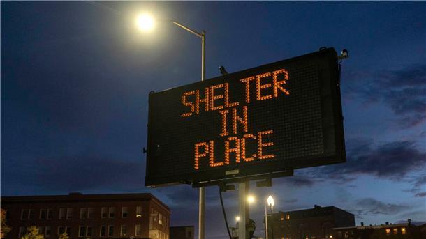 Schütze tötet 18 Menschen im US-Staat Maine Ein Schild rät Anwohnerinnen und Anwohnern, zu Hause zu bleiben.