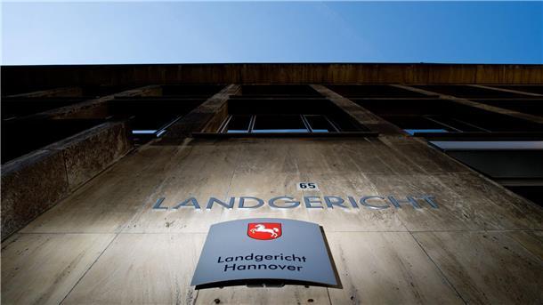 Ein Schild und ein Schriftzug „Landgericht Hannover“ hängen am Landgericht in Hannover (Niedersachsen).