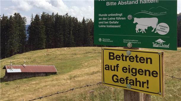 Nach tödlicher Kuh-Attacke: Landwirt muss nicht zahlen Ein Schild warnt vor dem Betreten einer Kuhweide (Symbolbild).
