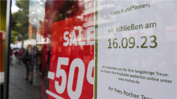 Yves Rocher schließt alle Filialen in Deutschland Ein Schild weist am Eingang einer Yves-Rocher-Filiale auf die Schließung des Ladens in Stuttgart hin.