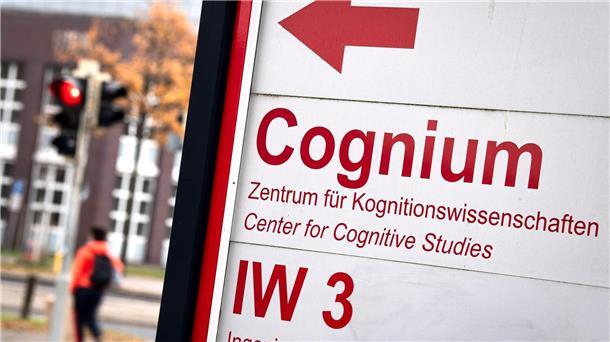 Uni Bremen wegen Tierversuchen vor Bundesverfassungsgericht Ein Schild weist auf das Cognium der Universität Bremen hin, indem die Neuro- und Kognitionswissenschaften ihren Sitz haben.