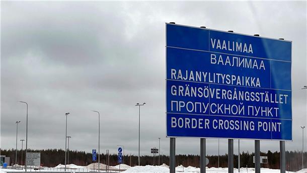 Ein Schild weist auf den Grenzübergang von Finnland nach Russland hin.