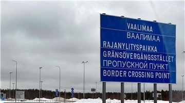 Ein Schild weist auf den Grenzübergang von Finnland nach Russland hin.