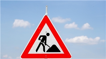 Ein Schild weist auf die Baustelle hin. (Symbolbild)