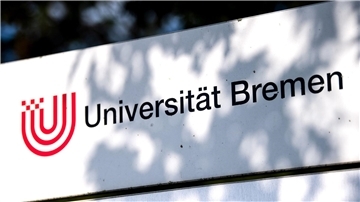 Ein Schild weist auf die Universität Bremen hin.