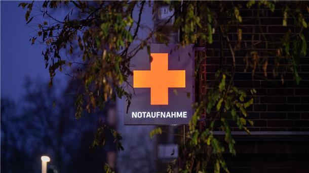 Ein Schild weist auf die Notaufnahme eines Krankenhauses hin.
