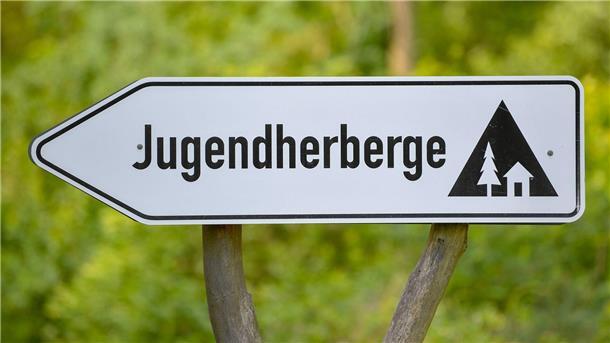 Schulfahrten-Nachfrage: Jugendherbergen verzeichnen Plus Ein Schild weist auf eine Jugendherberge hin.