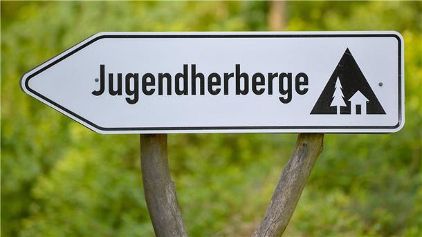 Jugendherbergen im Norden wieder gefragt Ein Schild weist auf eine Jugendherberge hin.