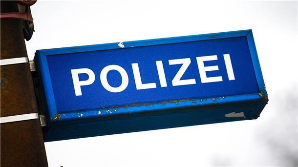 Ein Schild weist auf eine Polizeistelle hin.