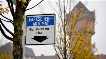 Ein Schild weist auf Parkplätze hin.