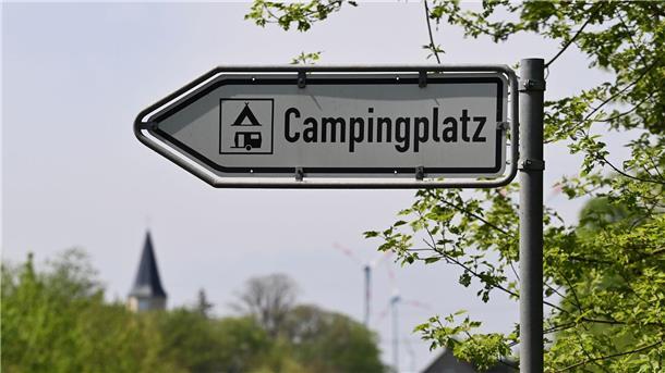 Ein Schild weist den Weg zu einem Campingplatz.