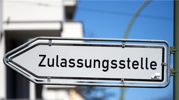 Ein Schild weist den Weg zu einer Zulassungsstelle. Im Landkreis Rotenburg gibt es davon drei - in Zeven, Rotenburg und Bremervörde.