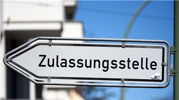 Ein Schild weist den Weg zu einer Zulassungsstelle. Im Landkreis Rotenburg gibt es davon drei - in Zeven, Rotenburg und Bremervörde.