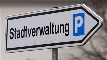 Ein Schild weist den Weg zum Parkplatz der Stadtverwaltung.