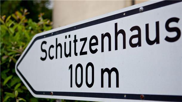 Rassistische Gesänge auch auf Schützenfest in Niedersachsen Ein Schild weist den Weg zum Schützenhaus.