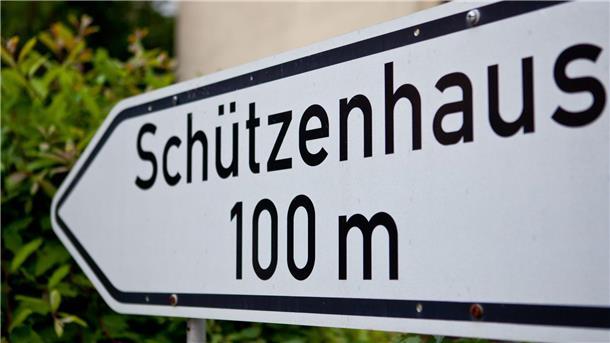 Rassistischer Gesang: Mutmaßliche Täter verlassen Verein Ein Schild weist den Weg zum Schützenhaus.