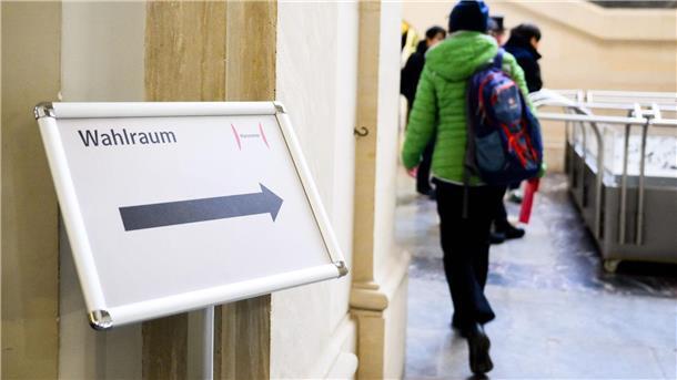 Ein Schild weist den Weg zum Wahlraum der Briefwahlstelle im Neuen Rathaus für die Bundestagswahl 2025. 