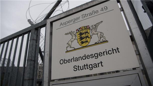 Ein Schild weist in Stuttgart-Stammheim auf das Oberlandesgericht hin.