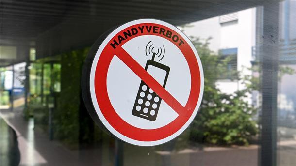 Ein Schild zeigt: Hier gilt Handyverbot. Schülerinnen und Schüler aus Baden-Württemberg fordern gerade, dass das auch für Lehrkräfte gilt.