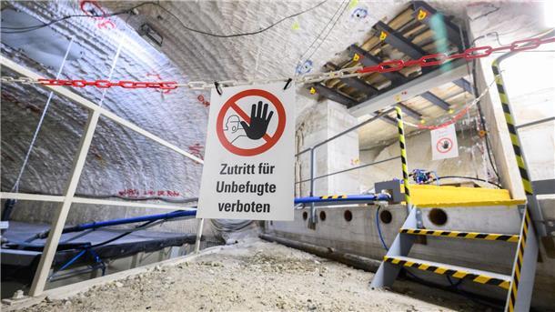 Atommülllager Asse: Keine Lösung absehbar Ein Schild „Zutritt für Unbefugte verboten“ hängt im Atommülllager Asse im Landkreis Wolfenbüttel.