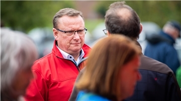 Ein Schnack im Hafen ist ein Heimspiel für den Hafenarbeiter und Betriebsrat Uwe Schmidt. Er will im kommenden Jahr erneut für die SPD in den Bundestag einziehen.