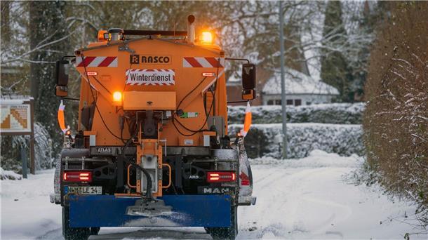 Winterdienst eingeschränkt und Brücken hochgeklappt Ein Schneepflug räumt eine Straße.