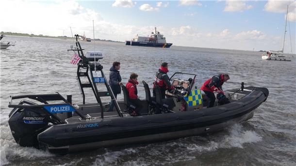 Ein Schnellboot der Wasserschutzpolizei brachte Häfensenatorin Claudia Schilling während der Parade auf diverse Schiffe.