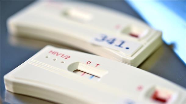UNAIDS: Weltweiter Kampf gegen Aids und HIV am Scheideweg Ein Schnelltest hilft bein der Erkennung einer HIV-Infektion. (Aschivbild)