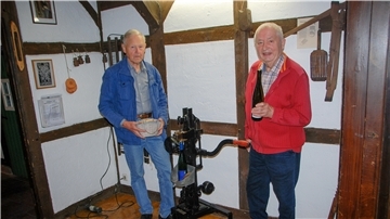 Ein schönes Stück ist die Verkorkungsmaschine, die seit kurzem im Heimatmuseum Debstedt steht. Dietmar Klawonn (links) und Artur Burmeister sind stolz auf die zwei Zentner schwere Errungenschaft.