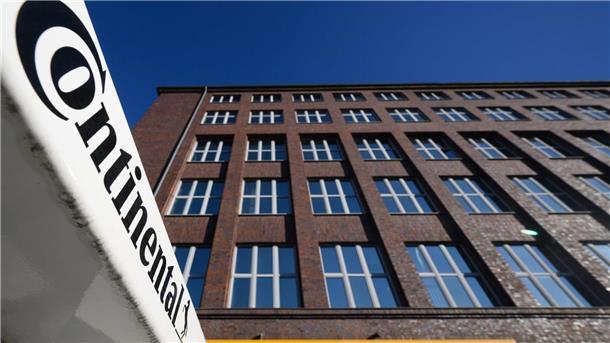 Continental senkt Umsatzausblick wegen Ersatzreifen Ein Schriftzug hängt an der Konzernzentrale der Continental AG.