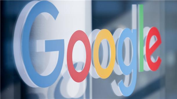 Sinkende Werbeausgaben treffen Google-Konzern Alphabet  Ein Schriftzug mit dem Logo von Google klebt im Pressezentrum der Koelnmesse.