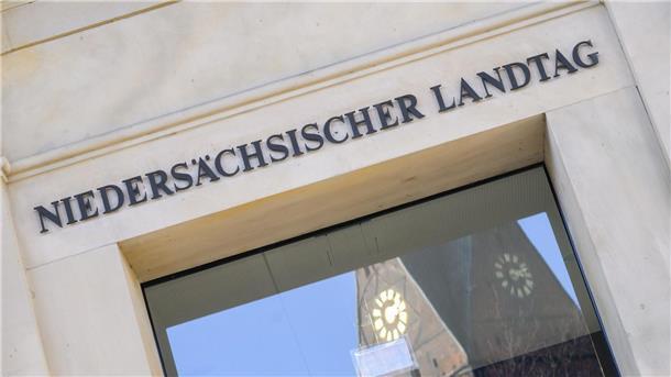 AfD will Verlegung von Steuerakademie nach Hannover prüfen Ein Schriftzug „Niedersächsischer Landtag“ steht über dem Haupteingang des Landtages.