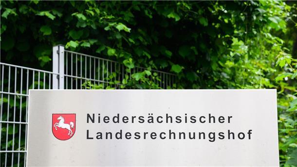 Rechnungshof sieht Reformbedarf bei Behörden Ein Schriftzug steht an der Zufahrt des Niedersächsischen Landesrechnungshofes. Der Landesrechnungshof hat am Mittwoch seinen Jahresbericht vorgestellt.