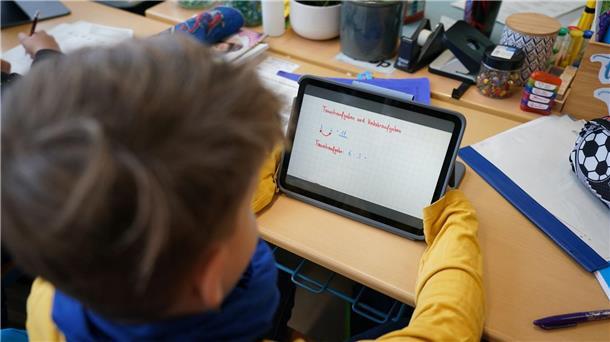 Tablets im Unterricht in Bremen - Modell für Niedersachsen? Ein Schüler arbeitet an einem Tablet während des digitalen Mathe-Unterrichts.