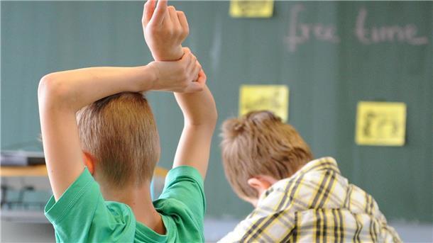 Studie: Chance auf das Gymnasium hängt vom Elternhaus ab Ein Schüler meldet sich im Unterricht.