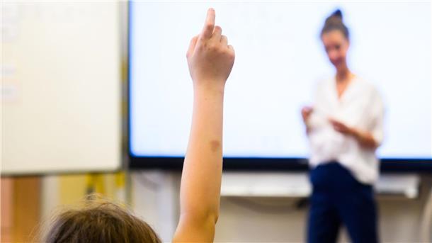 In Bremen fehlen Schulplätze für junge Flüchtlinge Ein Schüler meldet sich per Handzeichen in einem Klassenraum.