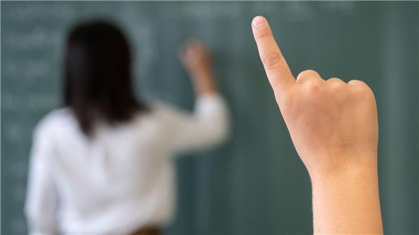 Noch rund 300 Lehrerstellen kurz vor Schulstart unbesetzt Ein Schüler meldet sich, während die Lehrerin an die Tafel schreibt.