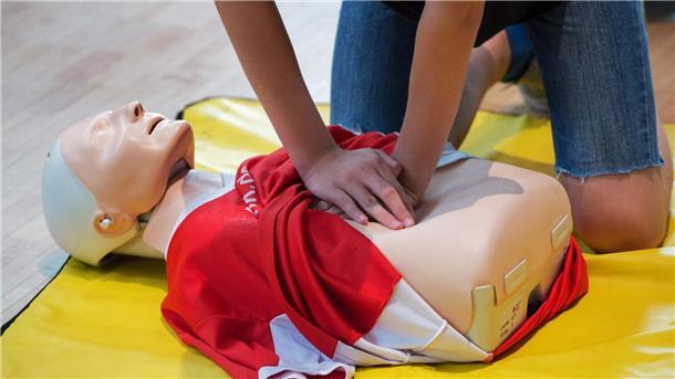 Leben retten mit speziellem Druck Ein Schüler trainiert eine Herzdruckmassage an einer speziellen Übungspuppe.